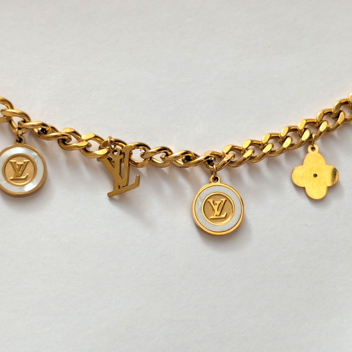 Pulsera LV Trébol de Mujer – Oro Laminado 18K