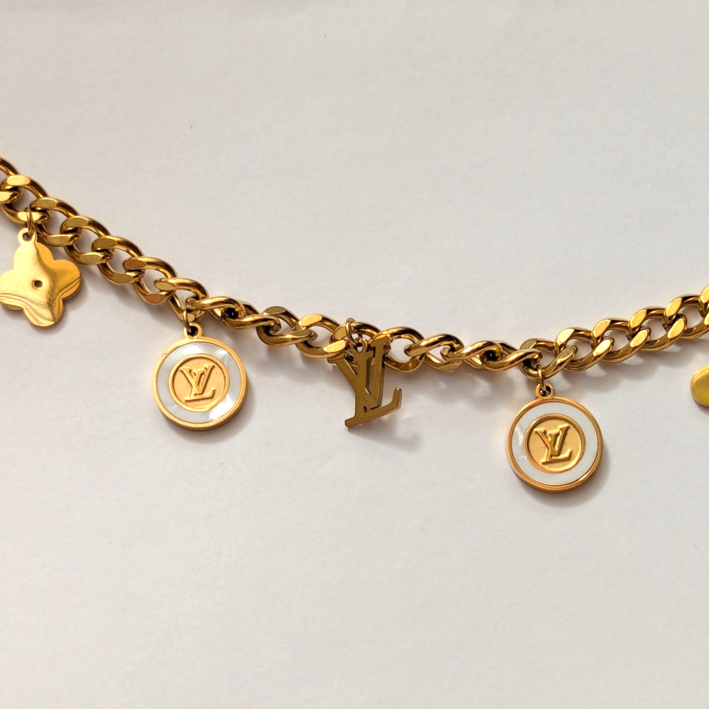 Pulsera LV Trébol de Mujer – Oro Laminado 18K