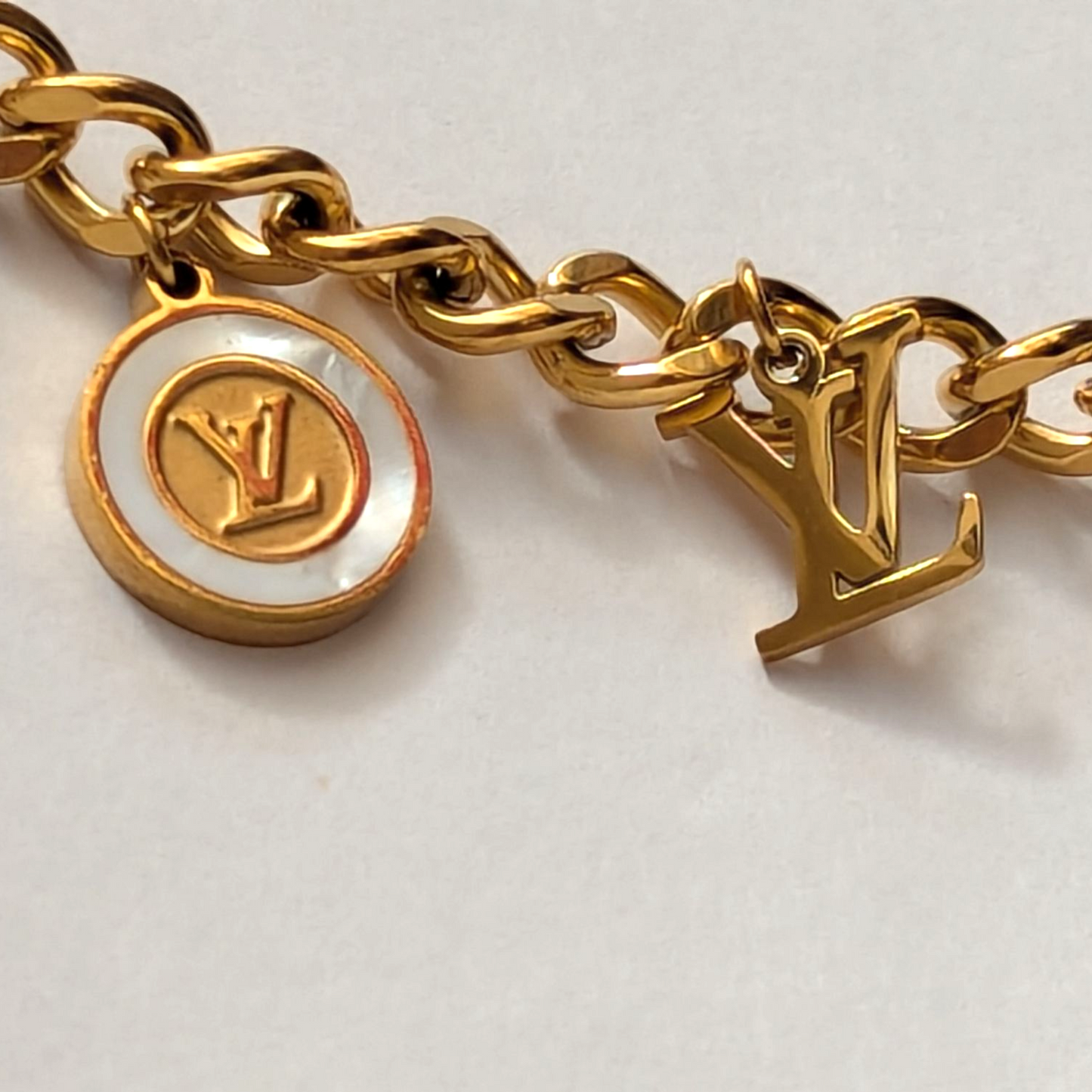Pulsera LV Trébol de Mujer – Oro Laminado 18K