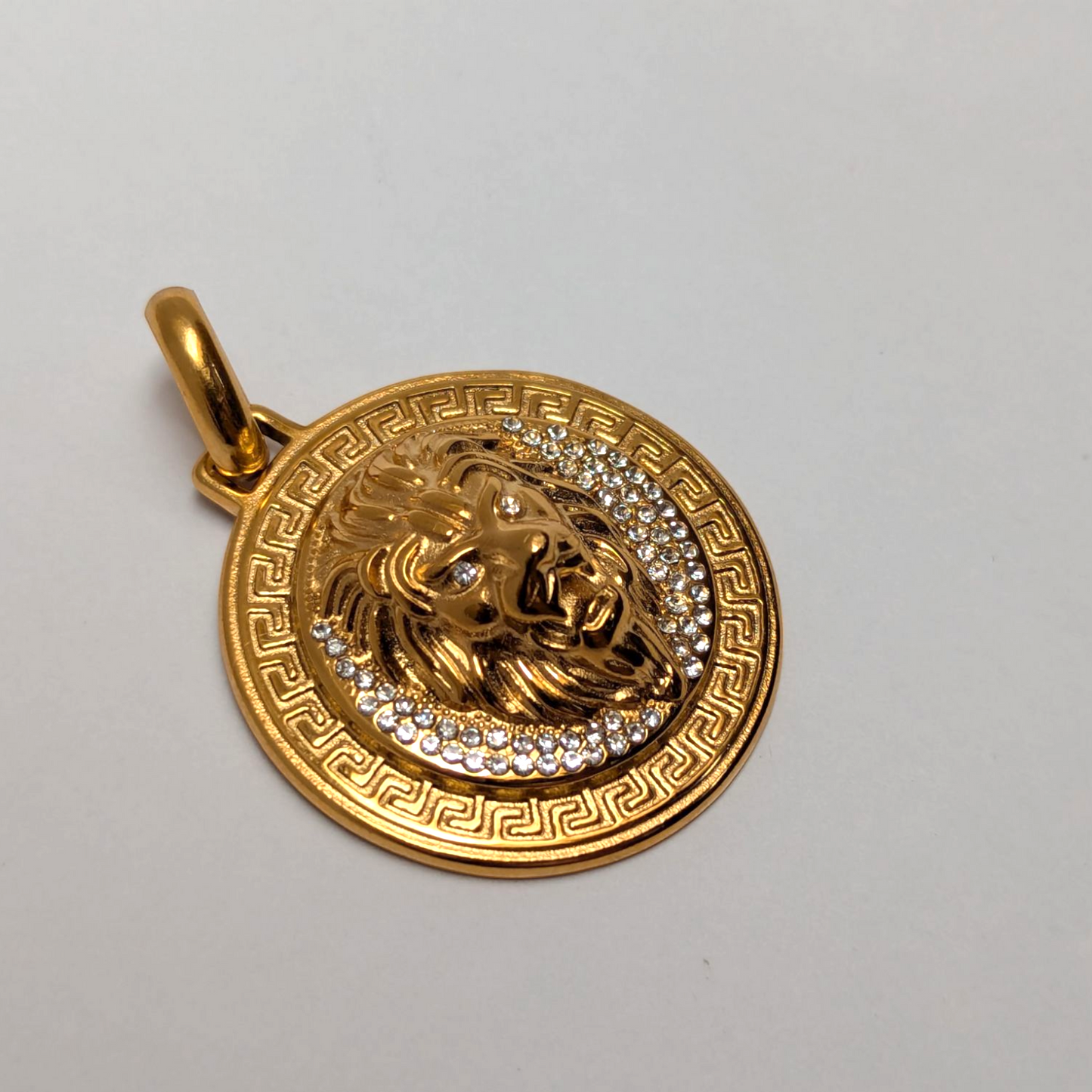 Dije León con Cristales – Oro Laminado 18K | 3.5 cm / 5.5 cm