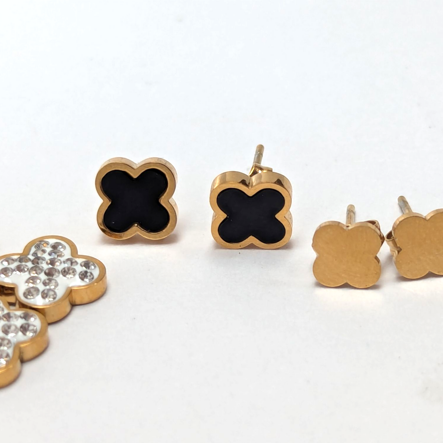 Set de Aretes Trébol x3 en Oro Laminado 18K – Elegancia en Cada Detalle