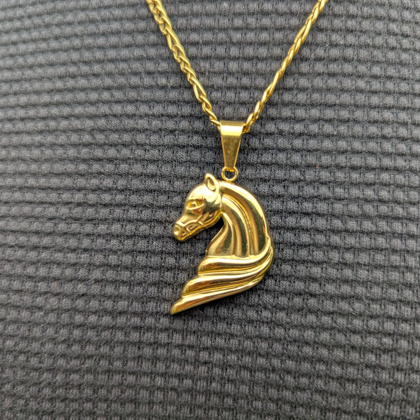 Dije Cabeza de Caballo en Oro Laminado 18K