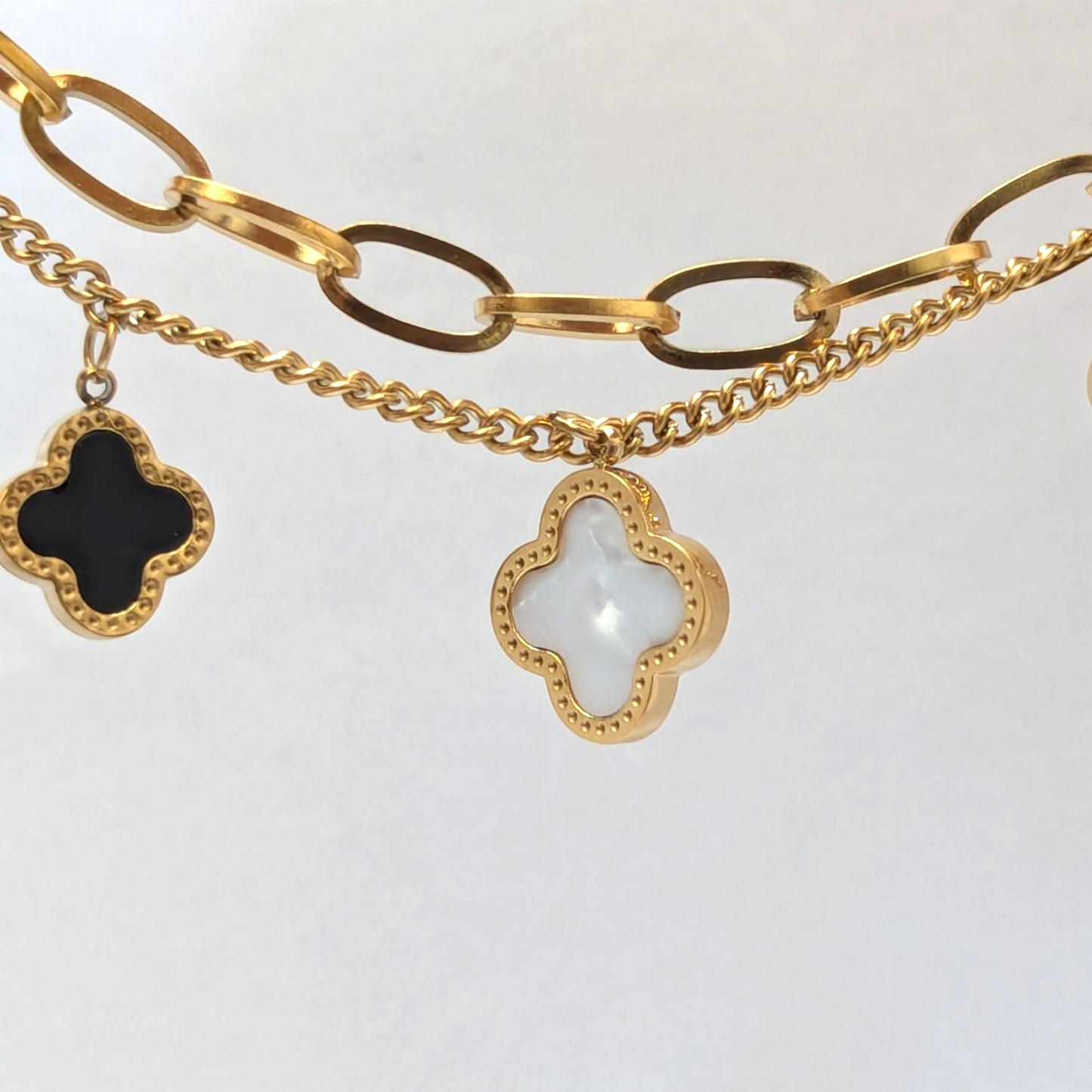 Pulsera Doble Trébol para Mujer en Oro Laminado 18K – Diseño Fino y Detallado