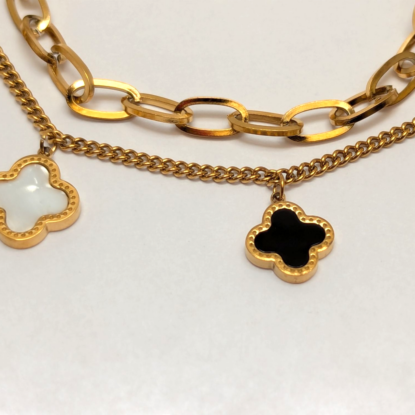 Pulsera Doble Trébol para Mujer en Oro Laminado 18K – Diseño Fino y Detallado