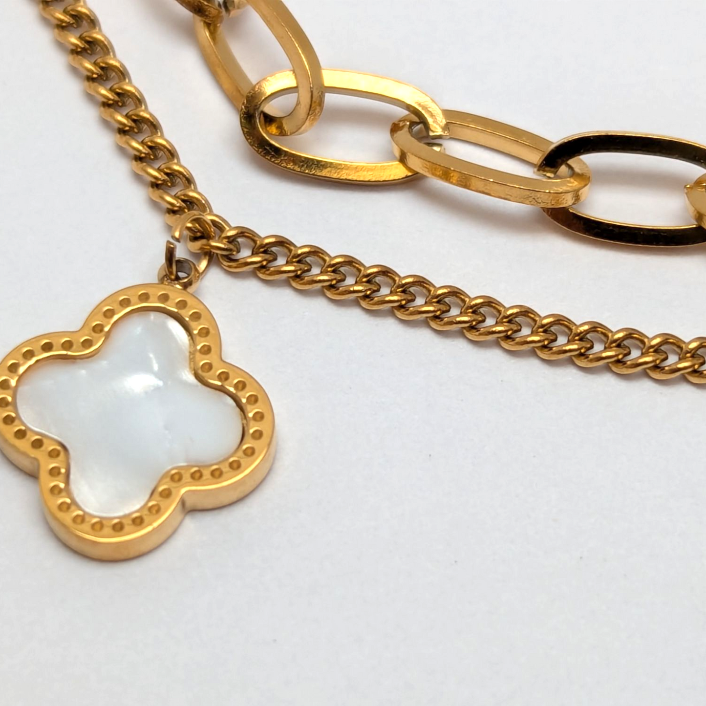 Pulsera Doble Trébol para Mujer en Oro Laminado 18K – Diseño Fino y Detallado