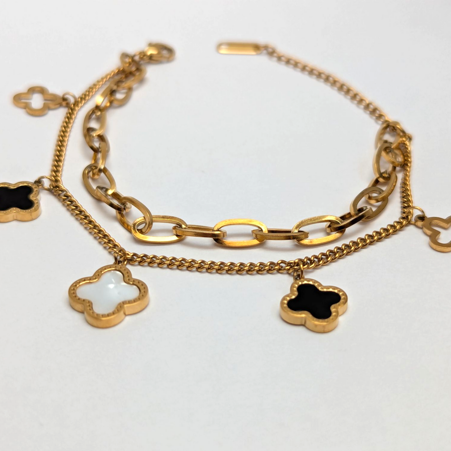 Pulsera Doble Trébol para Mujer en Oro Laminado 18K – Diseño Fino y Detallado