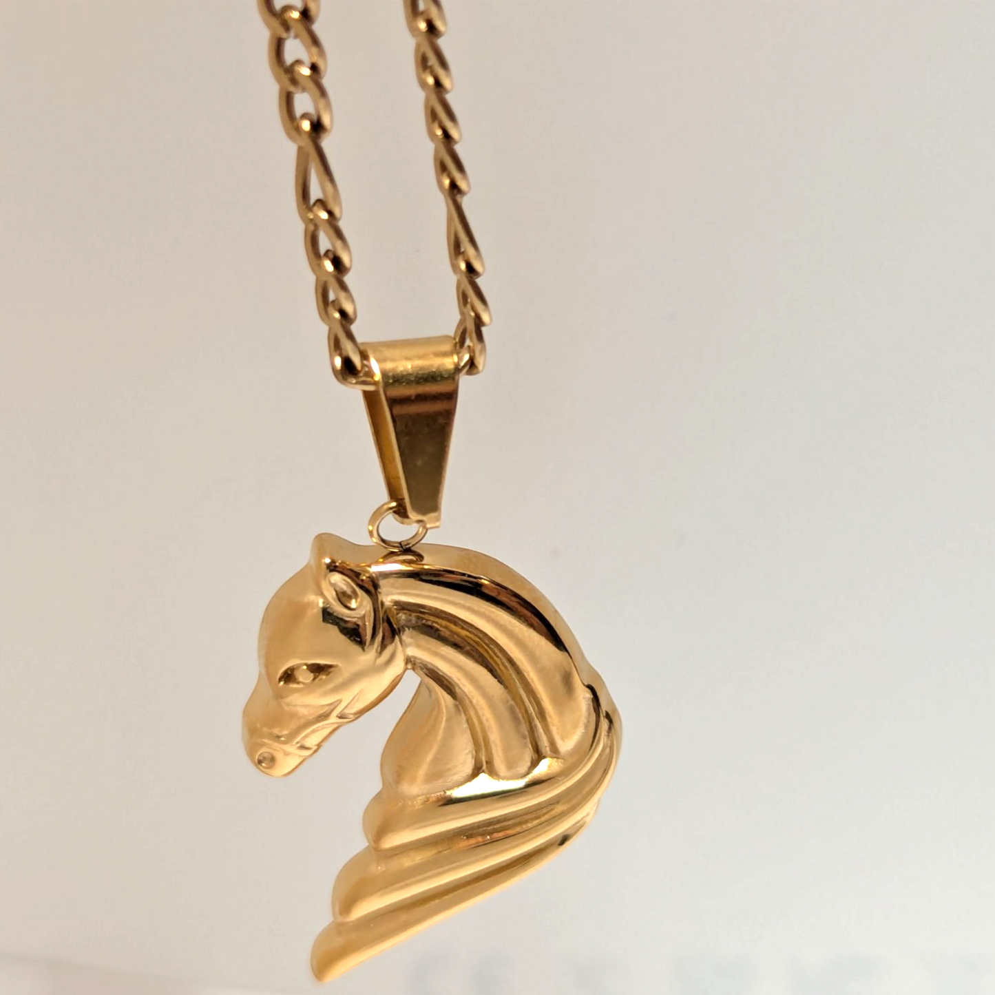 Dije Cabeza de Caballo en Oro Laminado 18K