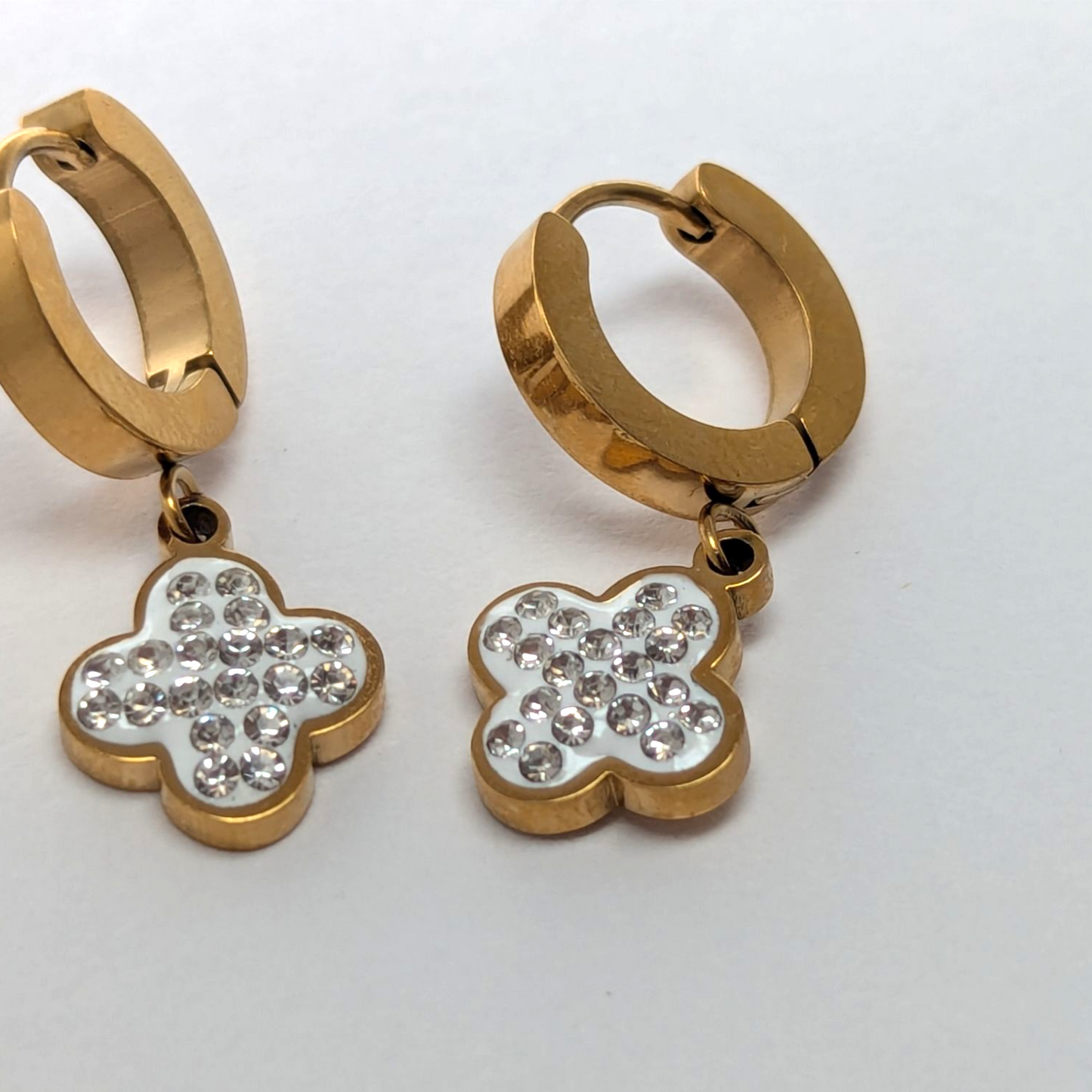 Set de Aretes Trébol x3 en Oro Laminado 18K – Elegancia en Cada Detalle