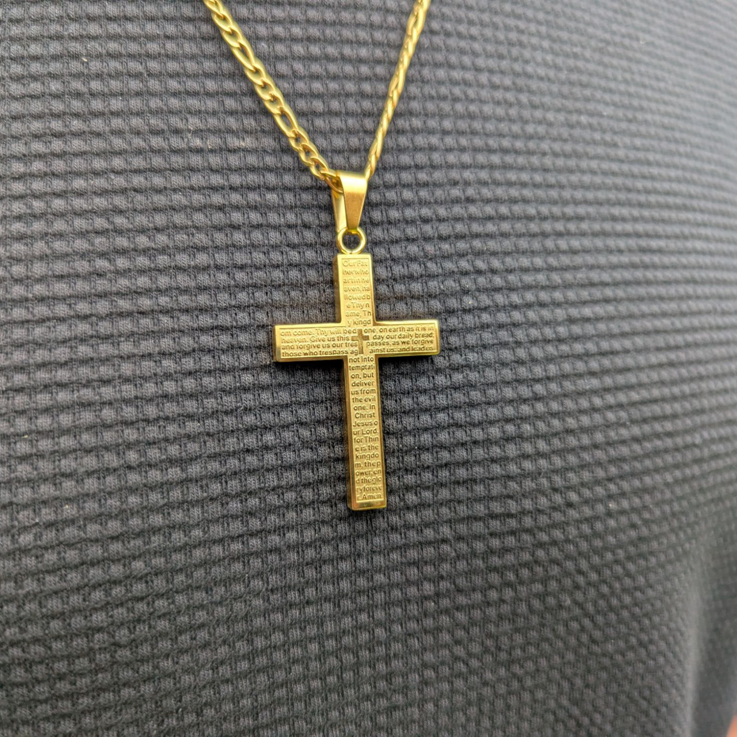 Dije Cruz Grabada en Oro Laminado 18K | 3cm /4.8 cm