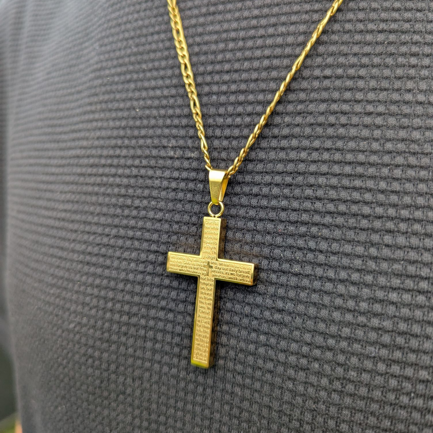 Dije Cruz Grabada en Oro Laminado 18K | 3cm /4.8 cm